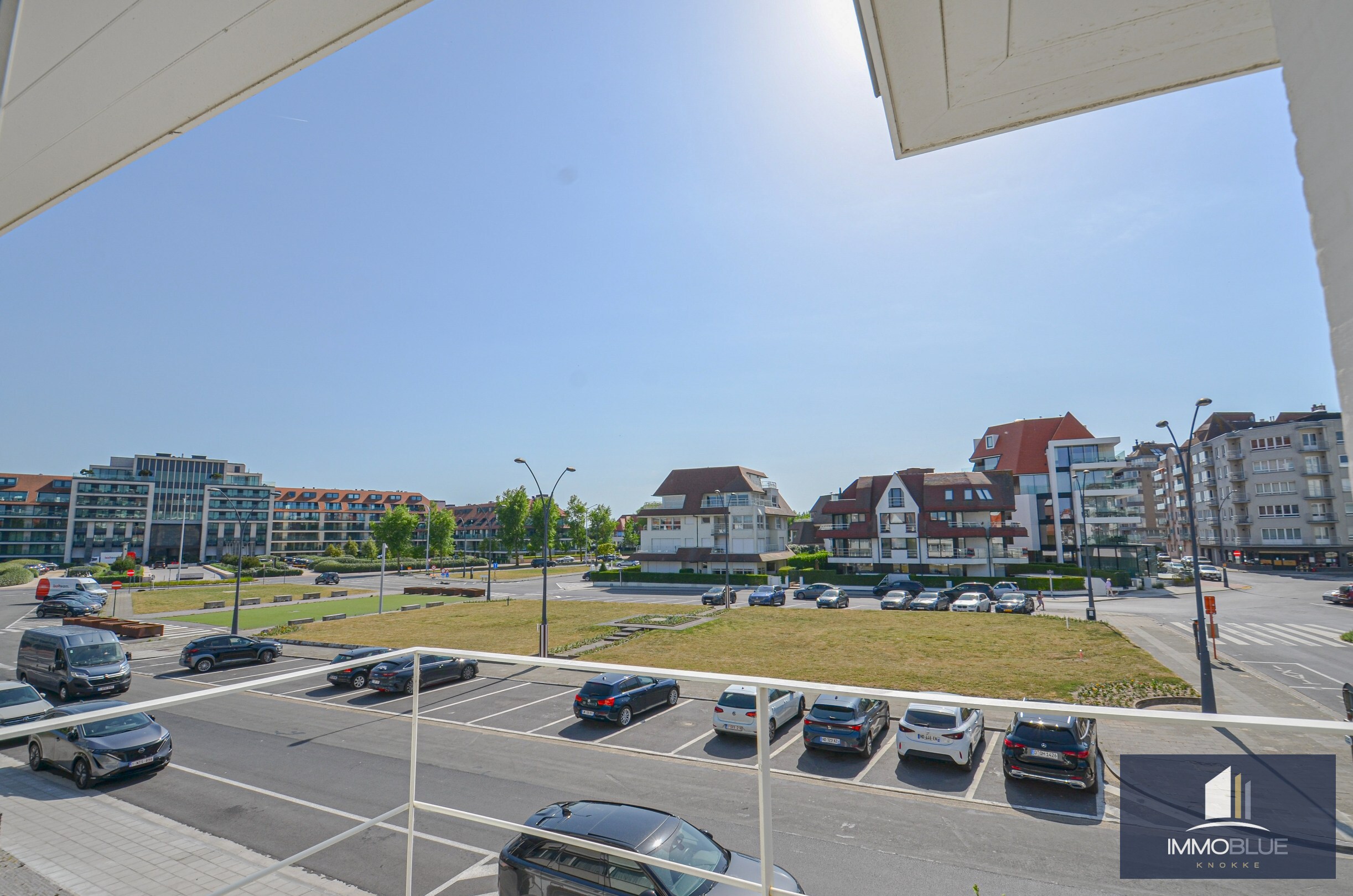 Exclusieve villa: Uitzonderlijk volledig gerenoveerde villa met frontaal zeezicht. 