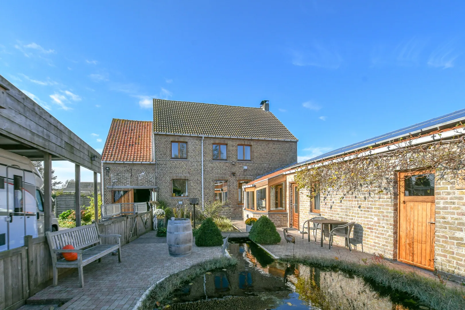 Mooie alleenstaande woning op 1.142 m² met 4 slaapkamers, 2 carports en tuin