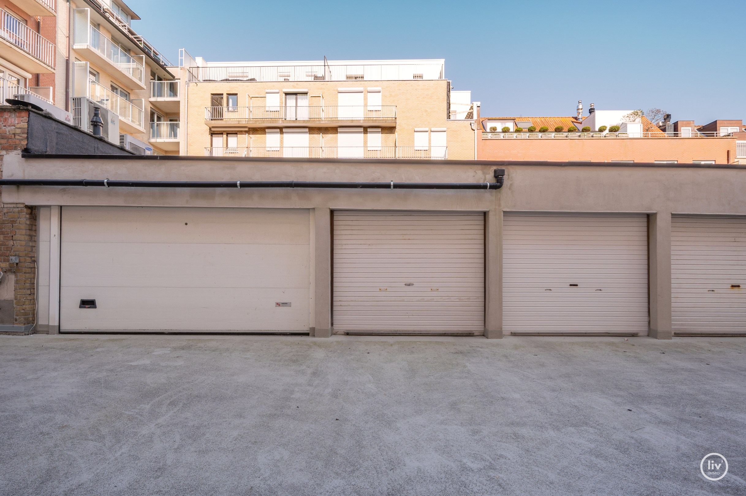Lichtrijk dakappartement op wandelafstand van de zeedijk-Albertstrand met mogelijkheid tot aankoop van een inpandige garagebox (gelijkvloers). 