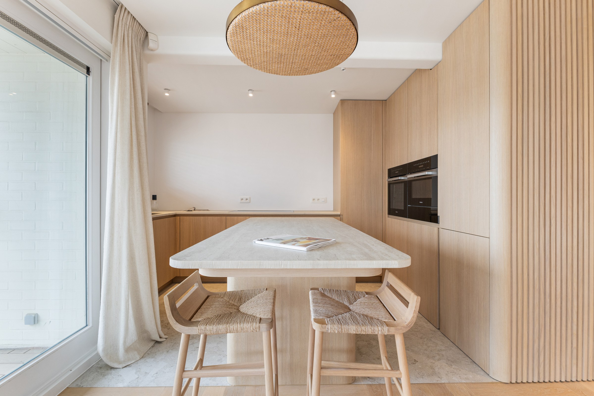 Appartement de 3 chambres entièrement rénové, idéalement situé près de la digue et du casino à Knokke. 