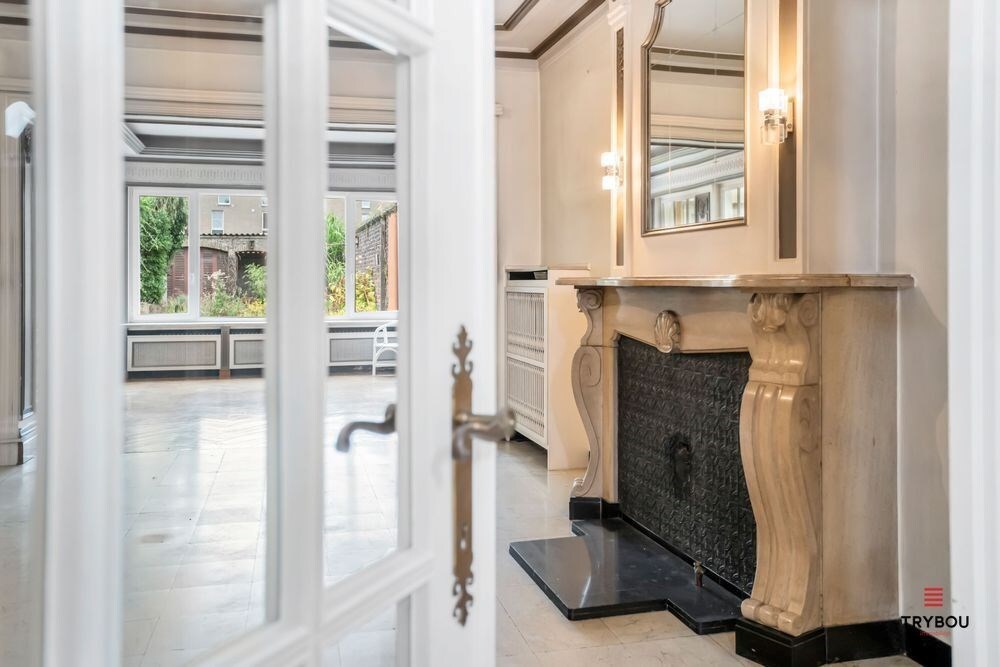 Uniek Handelspand met woonst op de Grote markt van Diksmuide. 