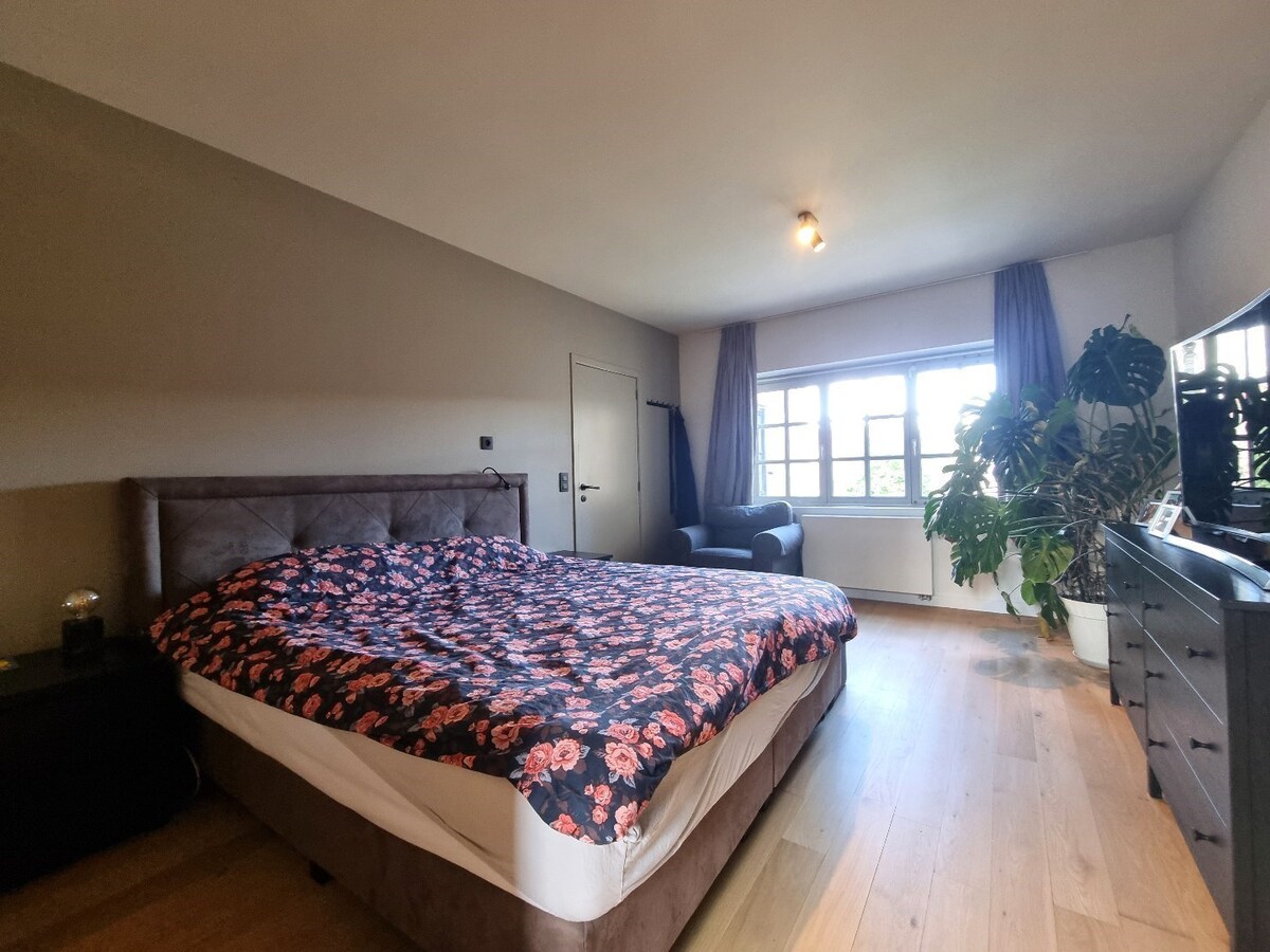 Klassevolle, statige hoekwoning te Heulebrug 