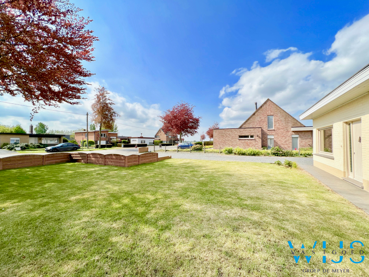 Ruime bungalow met bijgebouw op een ideale locatie in Assenede ! 