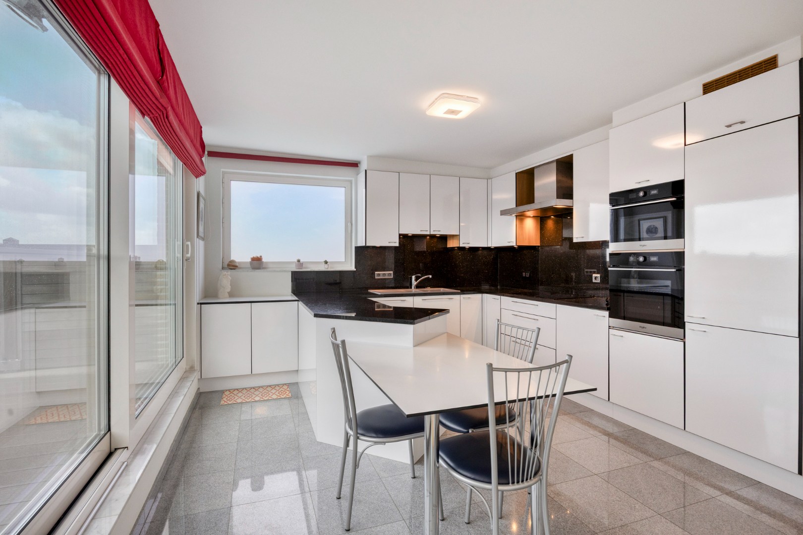 Instapklare penthouse met 2 slaapkamers en terras van 60m² , 4 kelders en garagebox in Korbeek-Lo! – EPC 199 kWh/m² - bewoonbare opp. 131 m² 