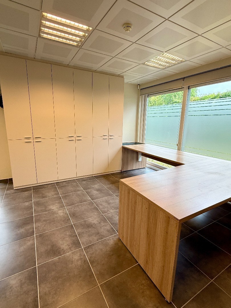 Modern handelpand/kantoor in centrum Oostakker (Gent) 