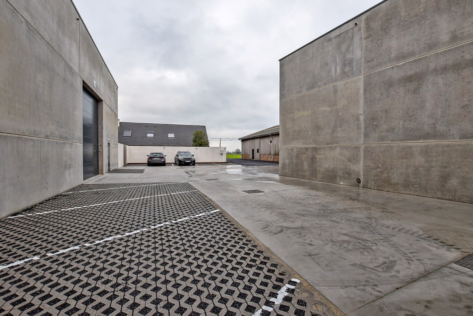 Geïsoleerde nieuwbouwloods 9F (loods 5) (249m²) te huur op een industrie- ambachtzone te Vleteren. 