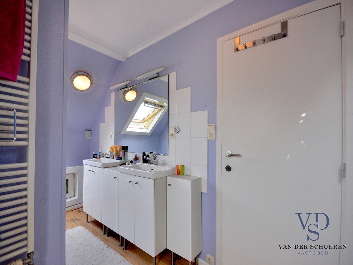 Idyllische woning met schuur. Uitzonderlijk gelegen. 