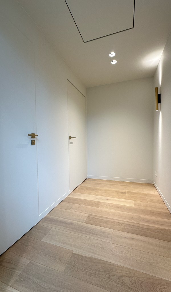 Stijlvol handelspand te huur langs Kortrijksesteenweg in Sint-Martens-Latem