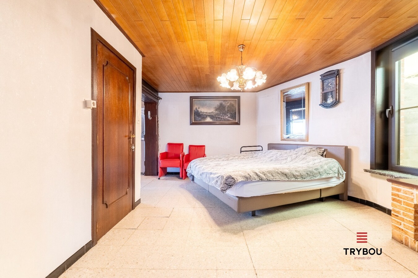 Verrassend ruime woning aan de rand van Houthulst op ruim perceel van 720m². 