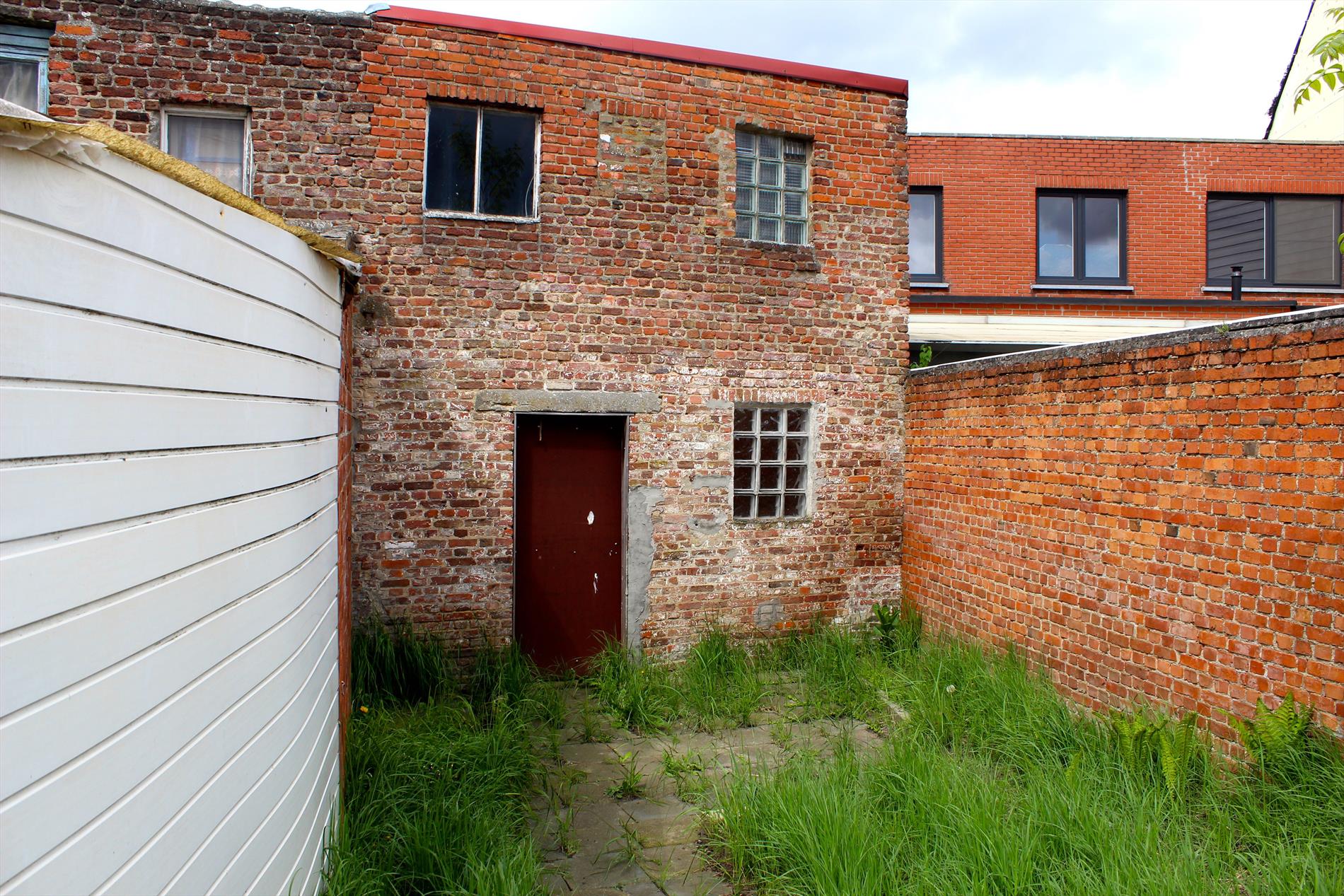 Te renoveren rijwoning met zonnige tuin 