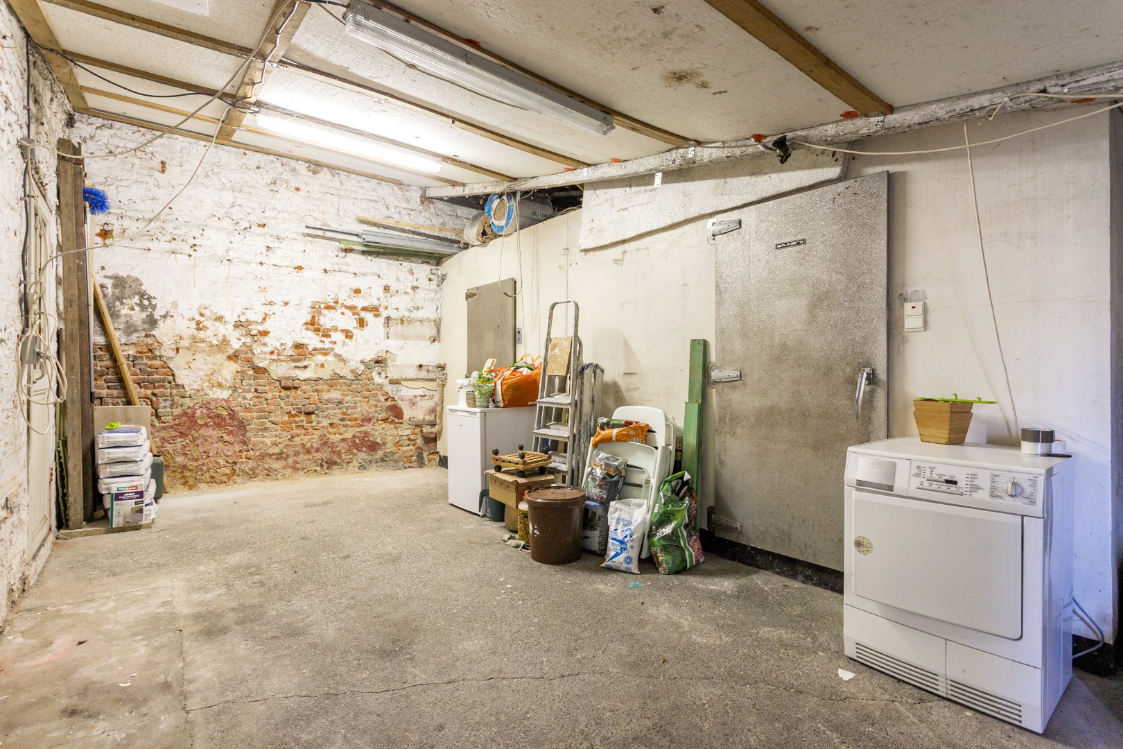 Maison rénové avec 4 chambres et local de stockage 