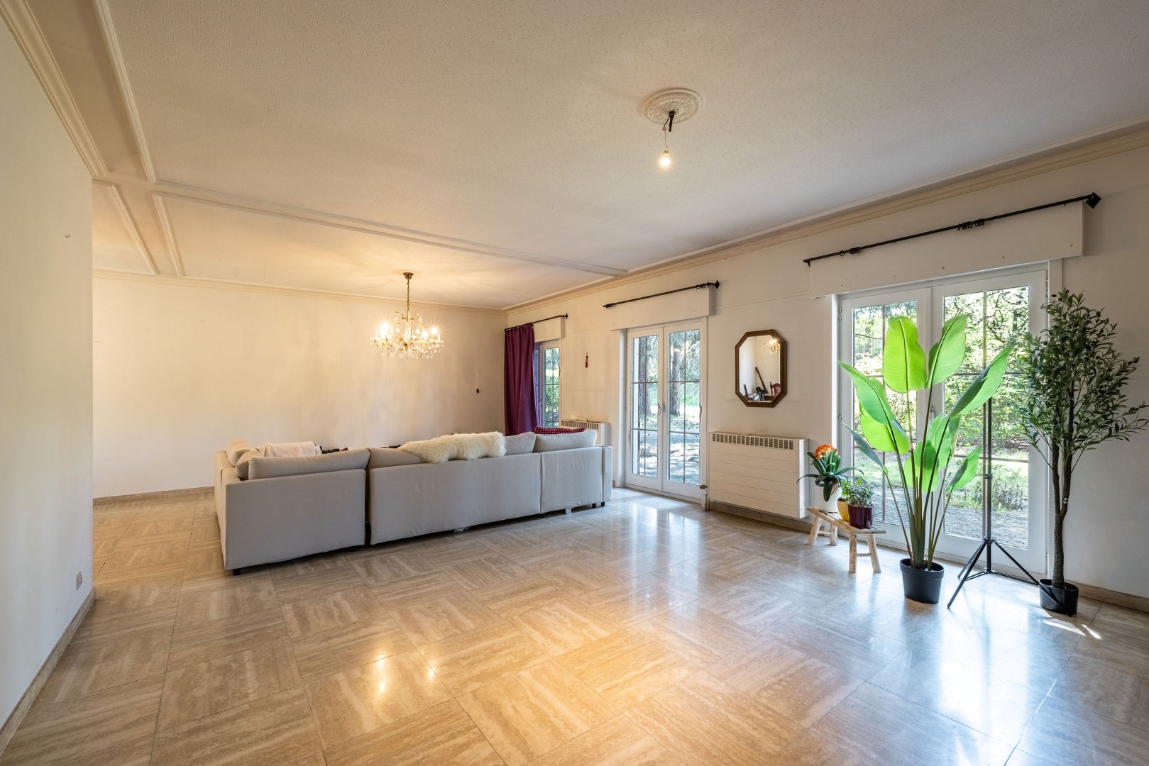 Karaktervolle villa met royale volumes op perceel van 1100m2 nabij de E40 
