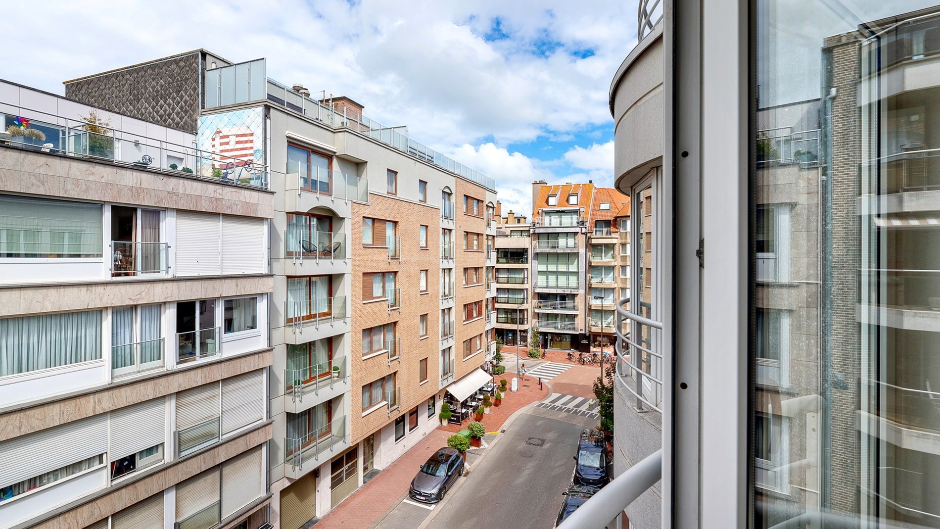 Ruim appartement van 138 m² gelegen op de Jozef Nellenslaan te Knokke en combineert ruimte, lichtinval en comfort. 