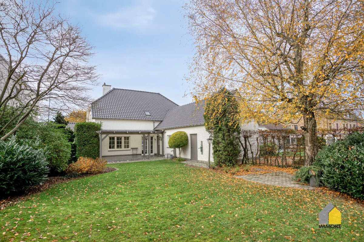 Vrijstaande, statige woning op 7 a 82 ca met 3 slpk en mooie tuin. 