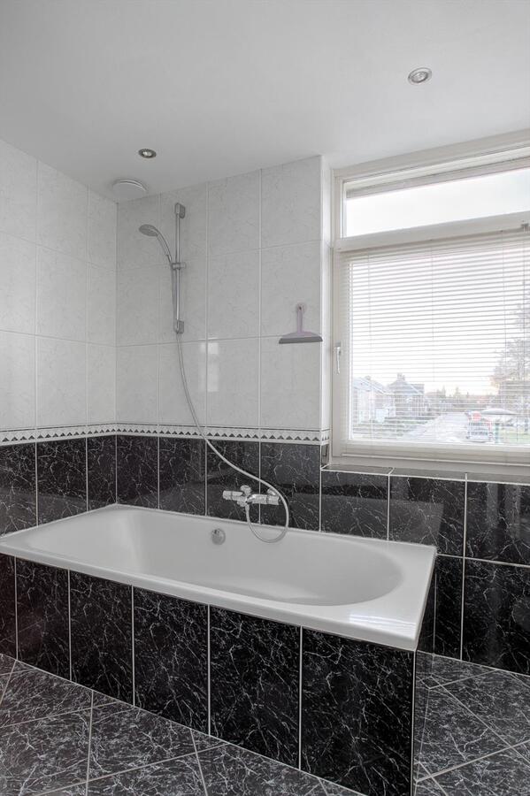 Ruim uitgebouwde hoekwoning met garage, berging, carport en vrije achterom gelegen in een rustige, kindvriendelijke straat tegenover een speelveld op 218 m² aan de Kievit 5 te Luyksgestel. 