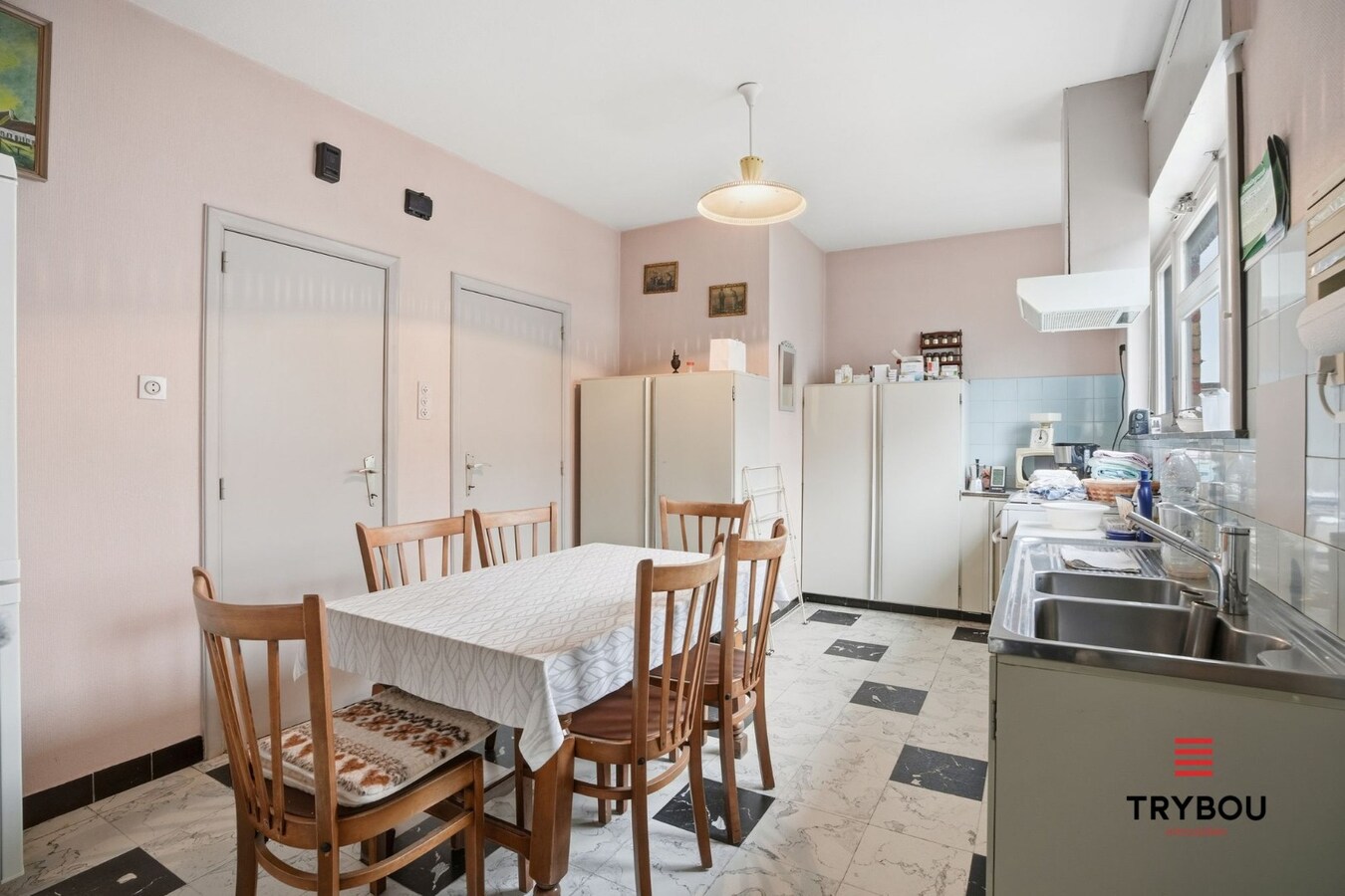 Woning met ruimte en veel mogelijkheden te koop in Zarren! 