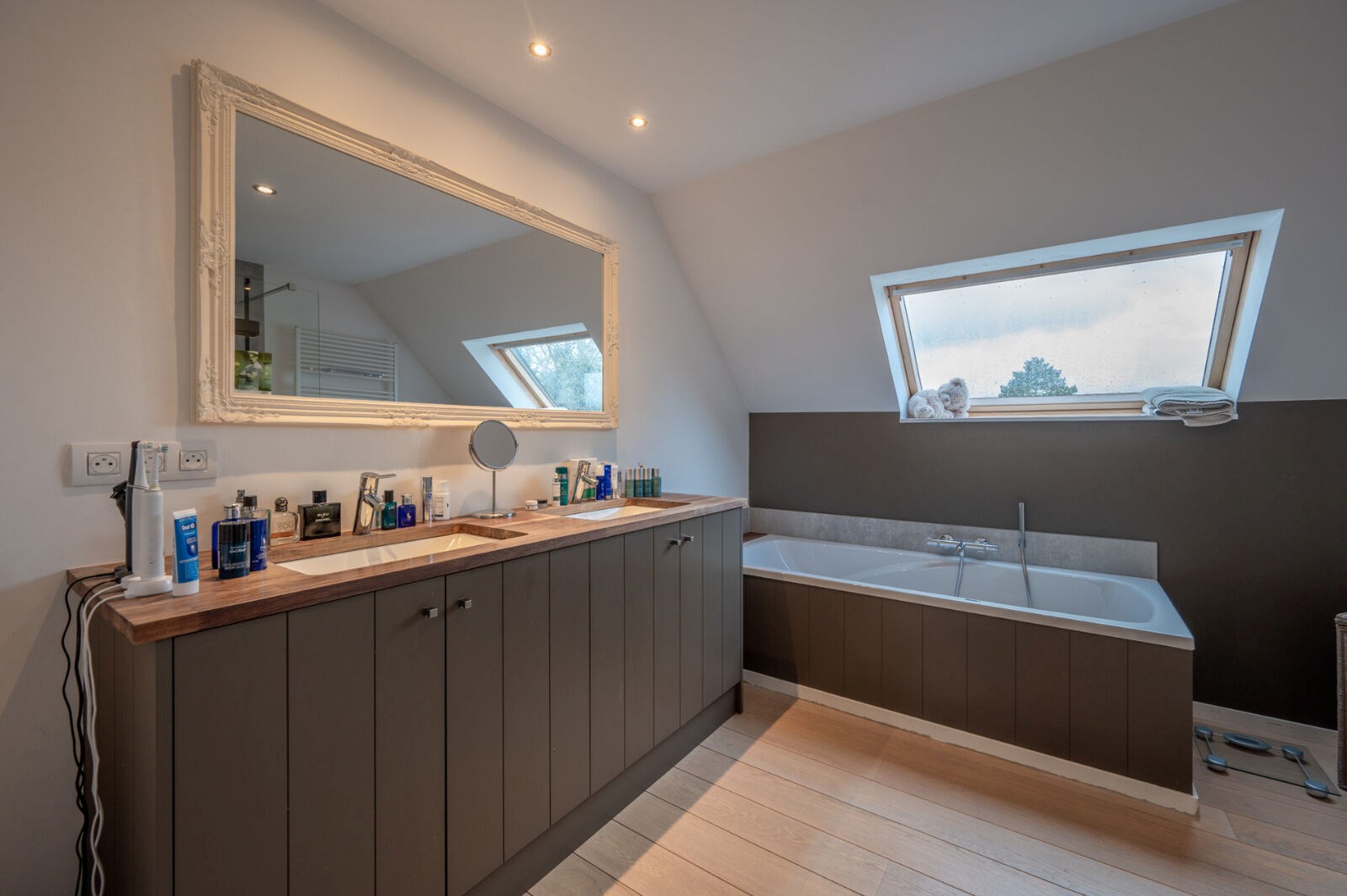 Prachtig gerenoveerde alleenstaande villa geniet van een uitstekende centrale ligging, op slechts enkele minuten van het centrum van Knokke. 