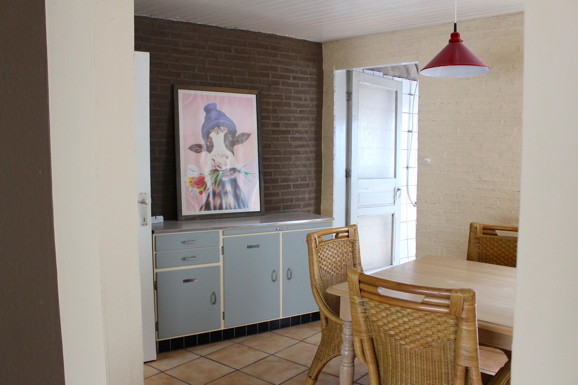 Te renoveren rijwoning met zonnige tuin 