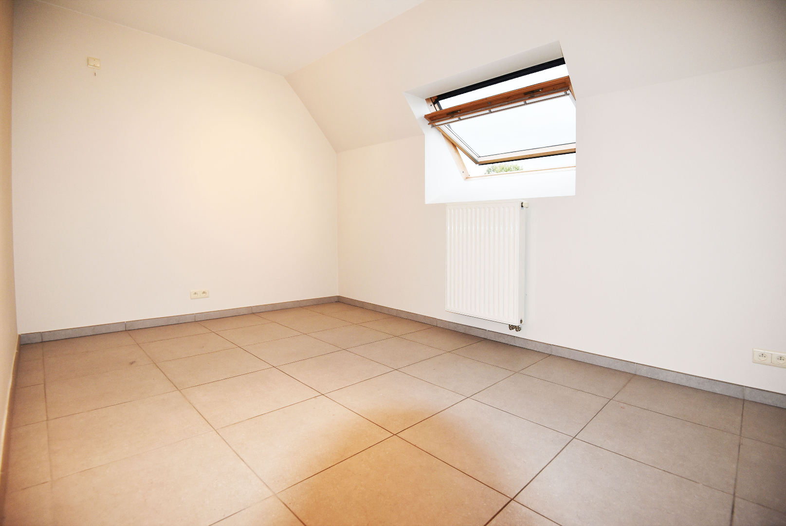 Ruim appartement met 3 slpk, terras en garage te Eeklo 