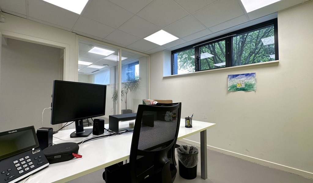 Instapklare kantoren te huur aan afrit E40 in Drongen