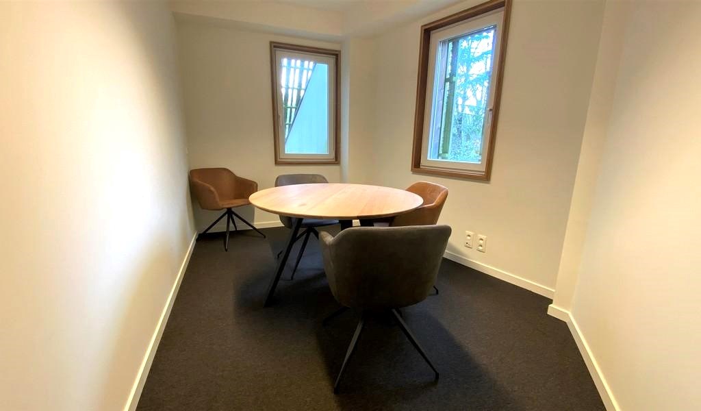 Ingedeelde kantoorruimte te huur aan oprit E40 in Sint-Denijs-Westrem