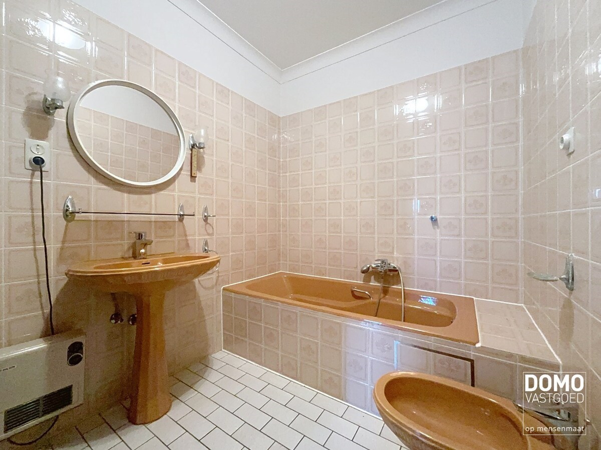 RUIME GELIJKVLOERSE WONING OPEN BEBOUWING GELEGEN OP EEN PERCEEL VAN 12a77ca TE KERMT 