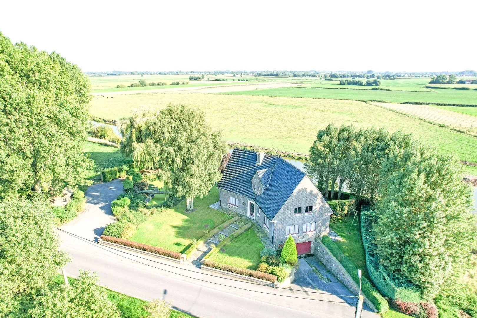 Ruime villa op unieke locatie langs de ijzer.