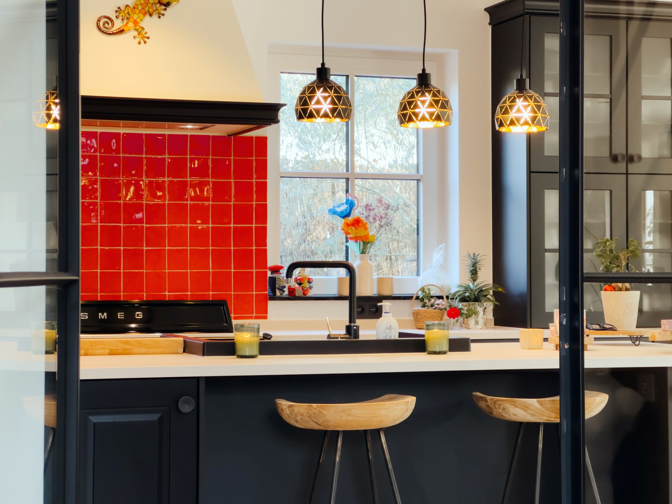 La villa récente de 2023 est située sur un terrain de 900 m², dans un havre de paix et de tranquillité. 