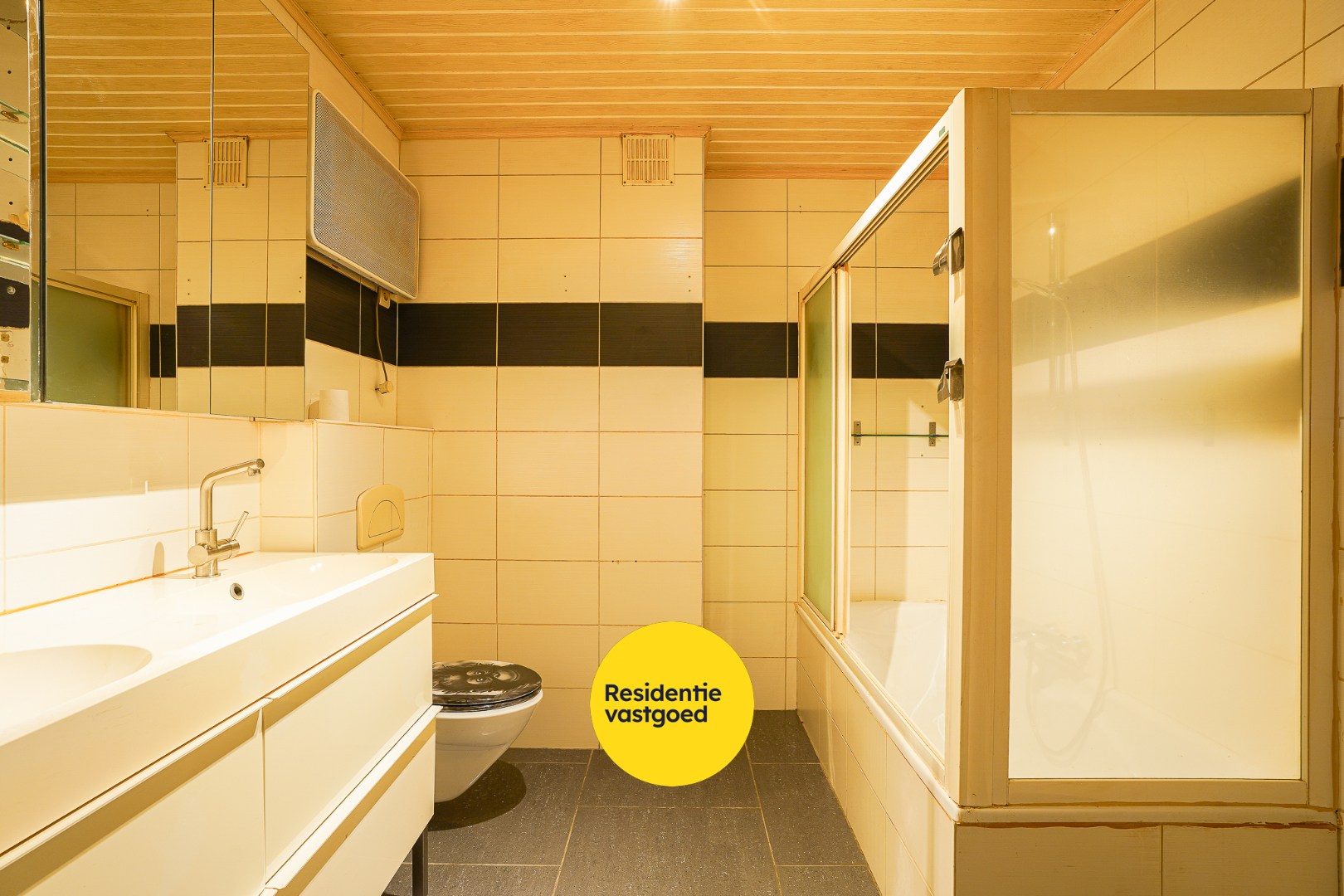 Gelijkvloers appartement inclusief garage, carport en staanplaats nabij het centrum van Ichtegem 