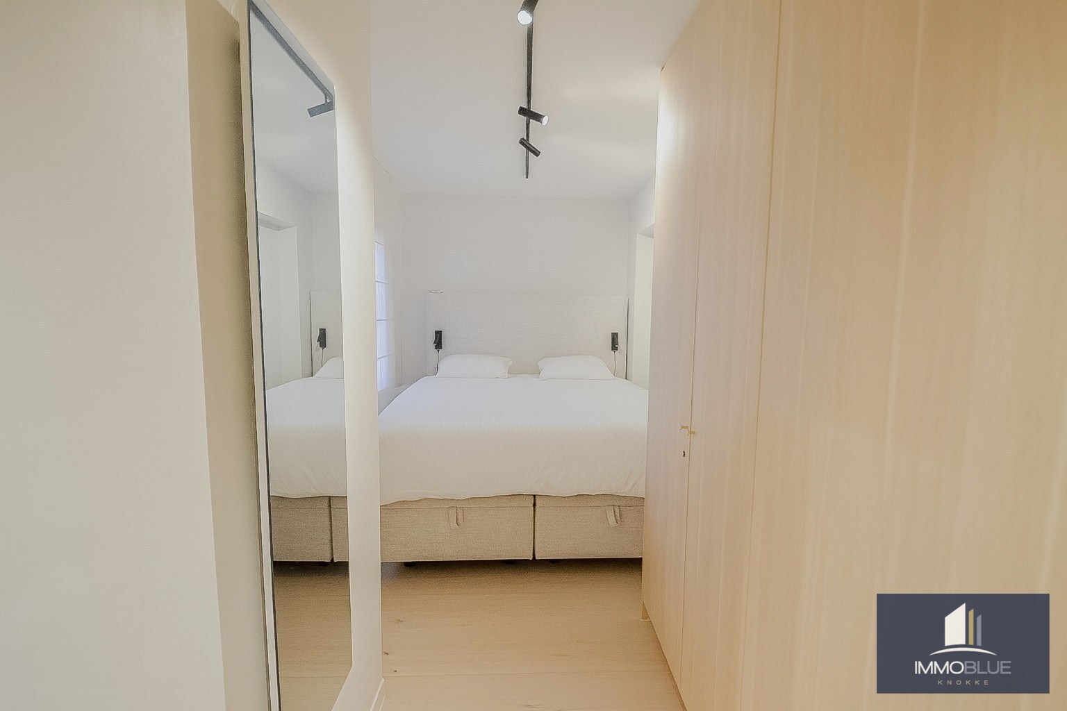 Appartement élégant entièrement rénové, à distance de marche de la mer et du centre commercial. 