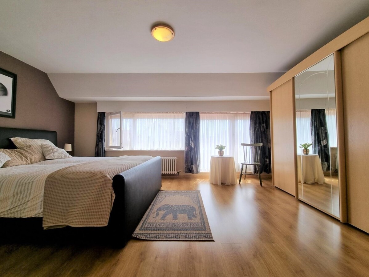 Ruime woning gelegen in een zeer rustige, residentiële woonwijk te Knokke-Heist 