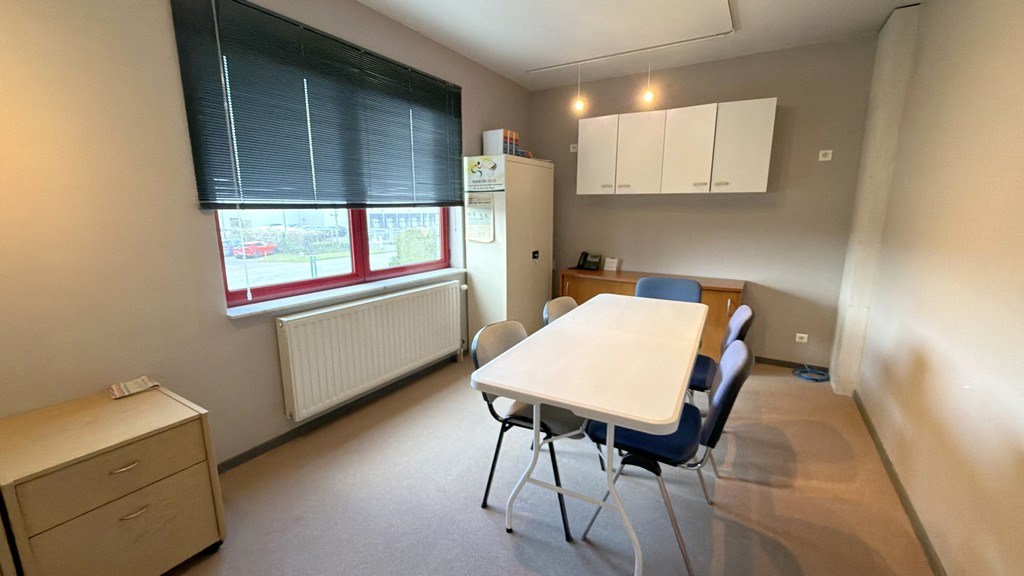 Bedrijfsgebouw met laadkades te huur nabij E313 in Olen