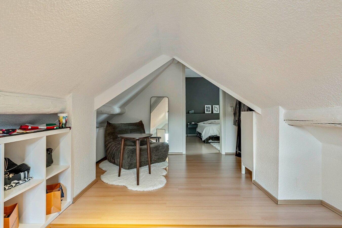 Comfortabel, mooi gerenoveerd duplex-appartement mét ruim terras en carport! 