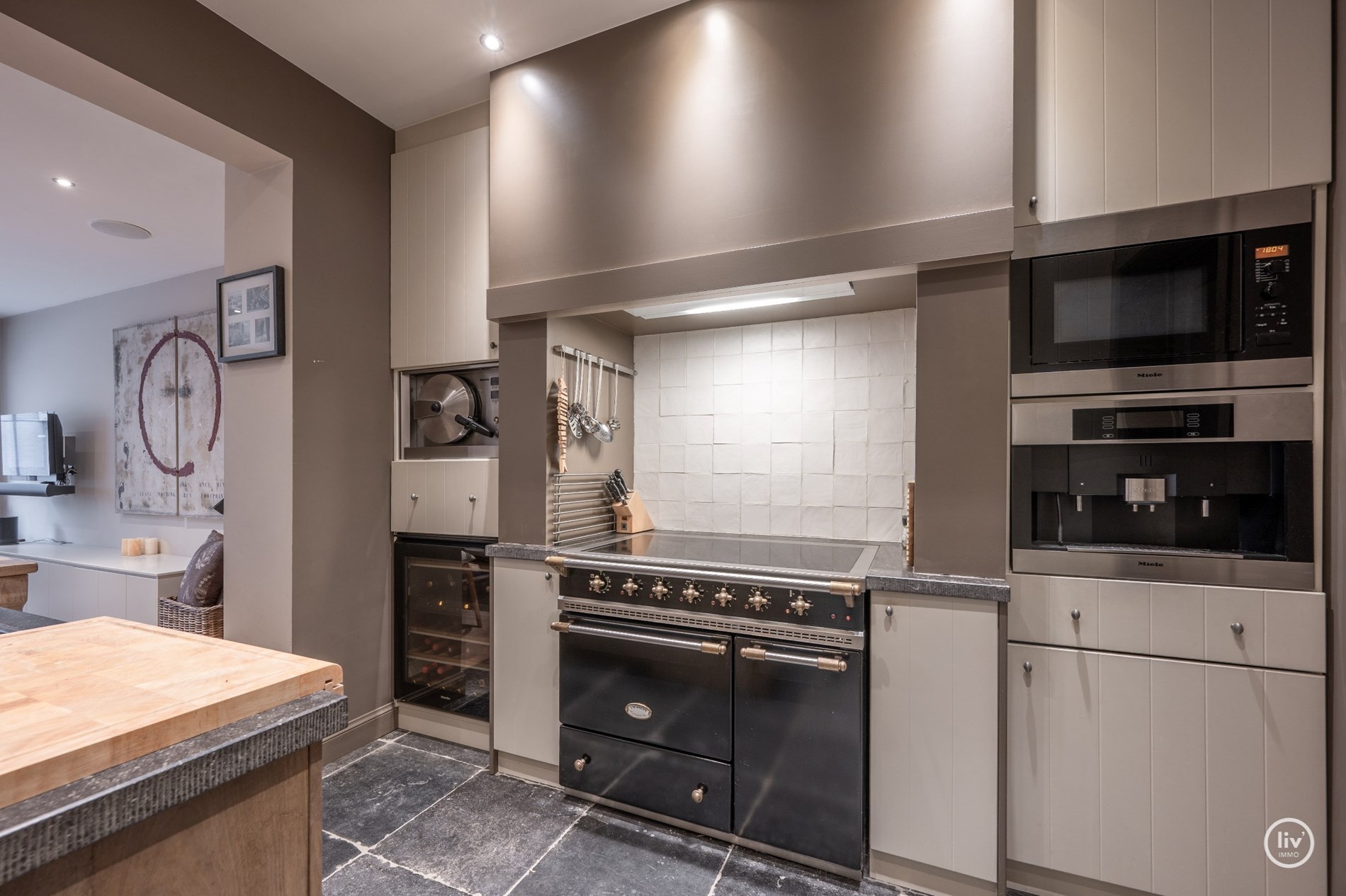Charmant gelijkvloers appartement met 3 volwaardige slaapkamers gelegen op enkele minuten van het strand en de winkelstraten. 