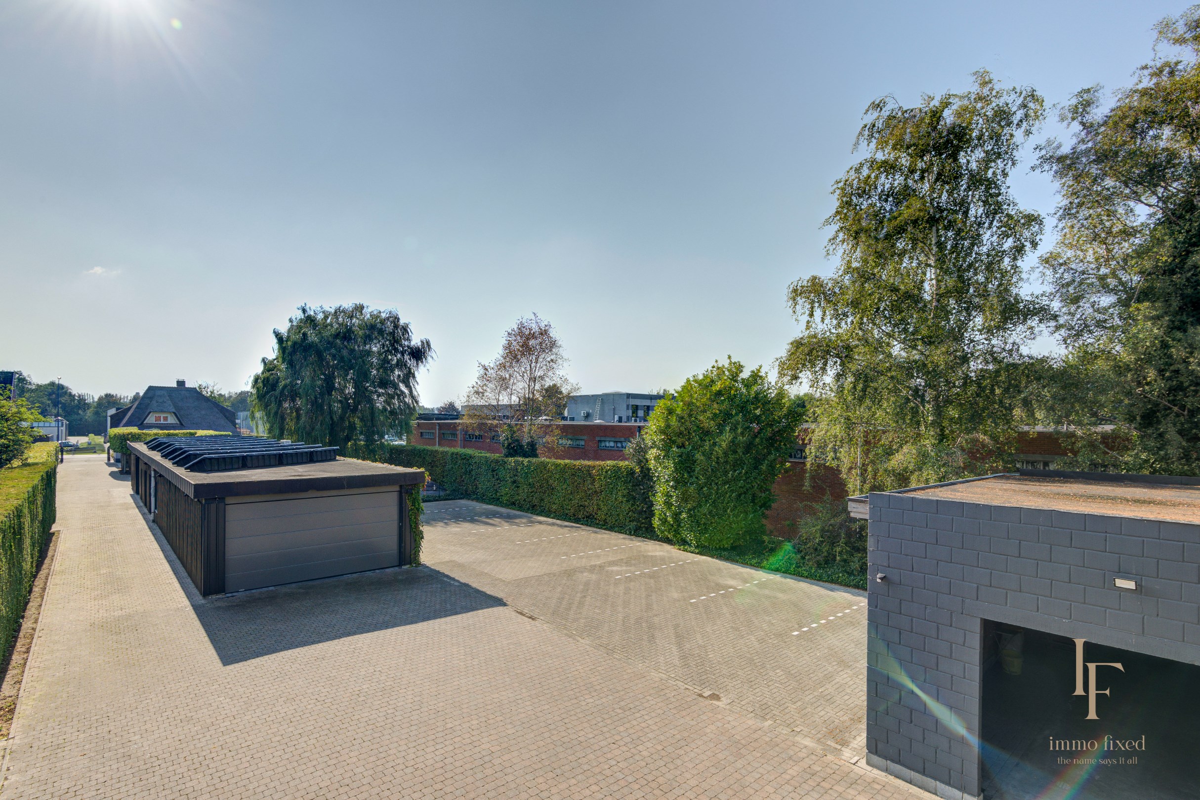 Villa met magazijn, garagebox en 12+ parkeerplaatsen te Kontich! 