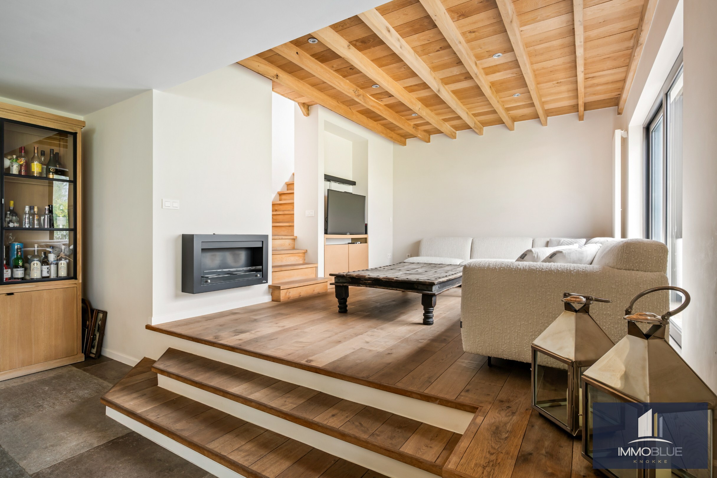 Domaine idylliquement situé avec maison rénovée, espace professionnel et installations équestres étendues. 