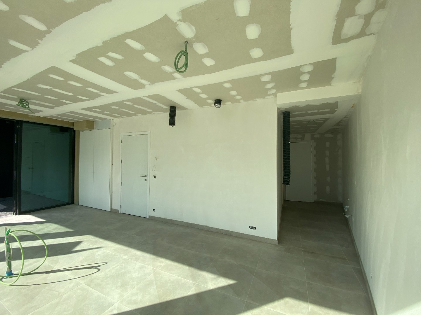 Zeer goed centraal gelegen handelsruimte te Desselgem! 