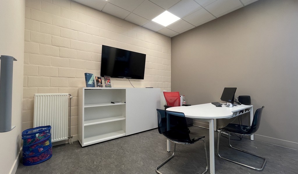 Handelspand te huur in het commercieel centrum van Schoten