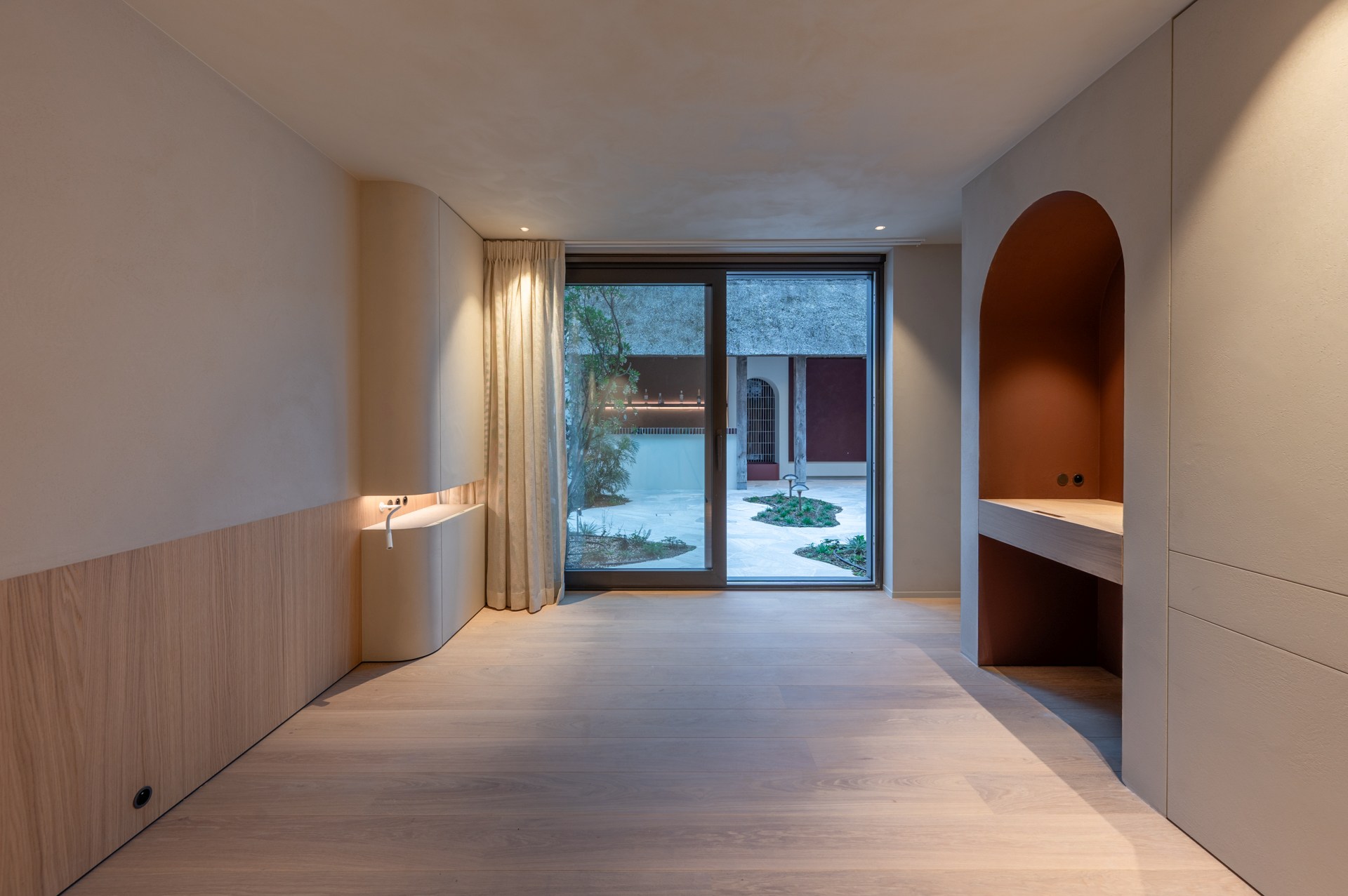 Luxe, comfort kortom een prachtig gerenoveerde woning in hartje Knokke. 