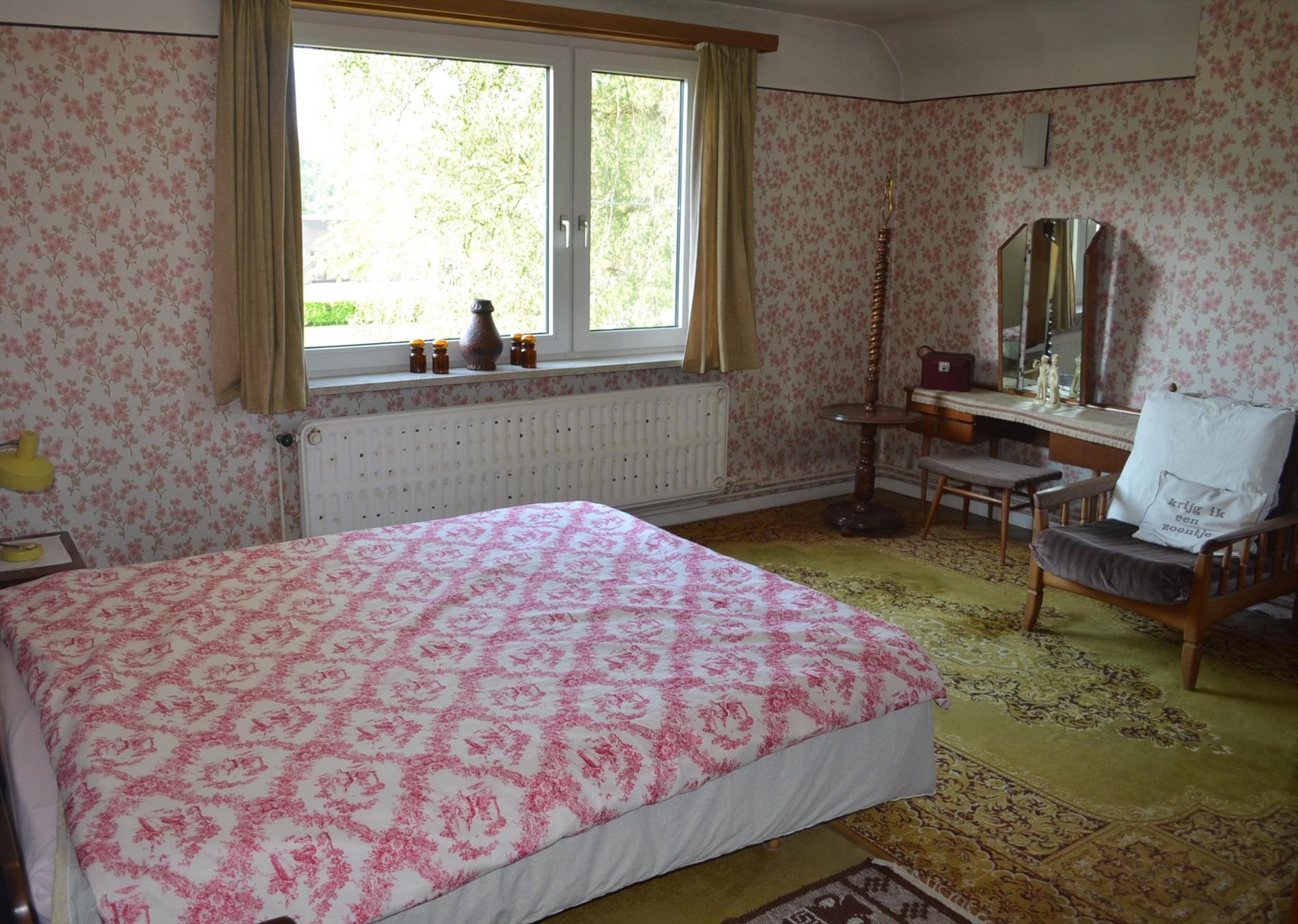 Te renoveren woning op 905m² commercieel gelegen te Eeklo 