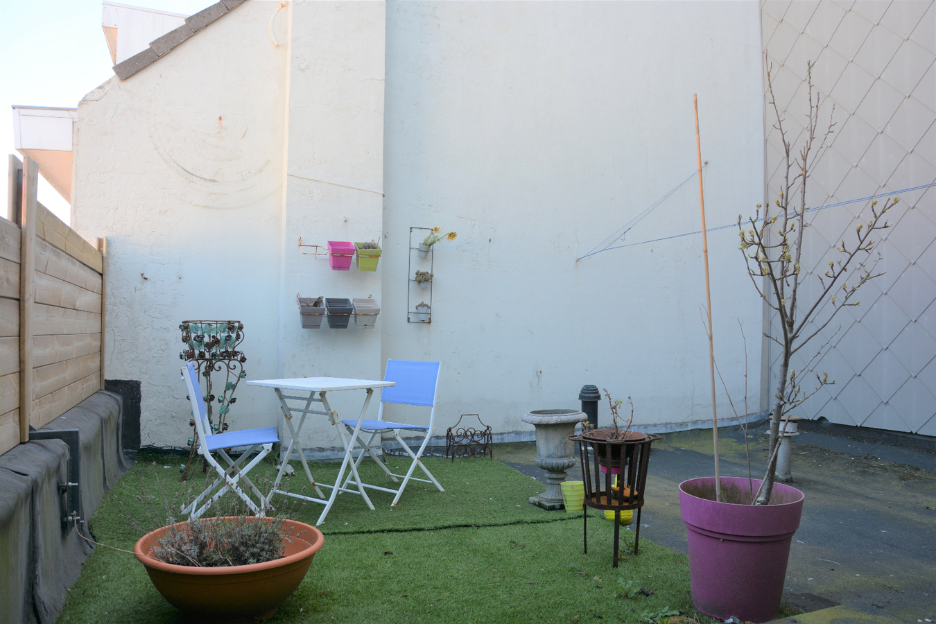 Polyvalent hoekpand met karaktervol appartement en terras 