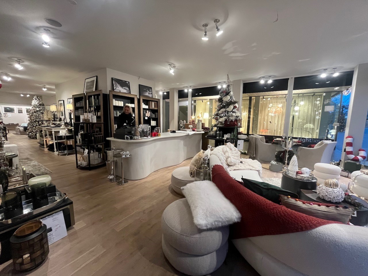 Local commercial lumineux avec une largeur de façade spacieuse (8m) et une vitrine de 22m. 