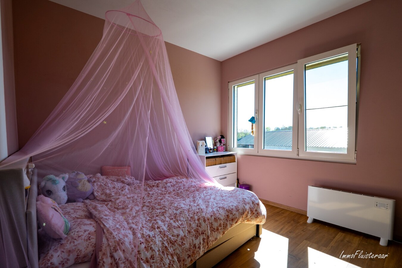 Recent gerenoveerde woning met paardenstallen en buitenpiste op ca. 12.370 m2  te Geel 