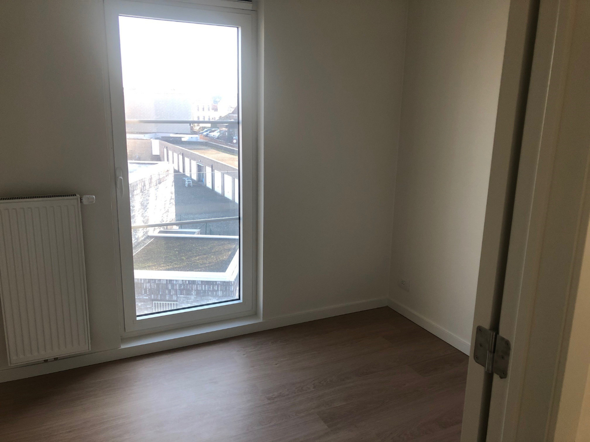 Prachtig nieuwbouwappartement  (geen vaste kosten; met ondergrondse staanplaats voorzien van oplaadmogelijkheid voor elektrische wagen). 