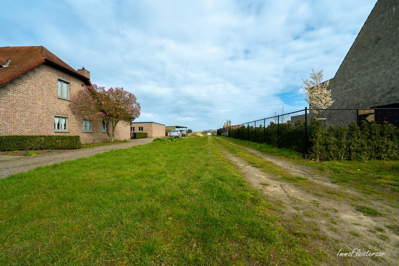 Bouwgrond voor HOB met aanpalende weide nabij het centrum van Hoogstraten 