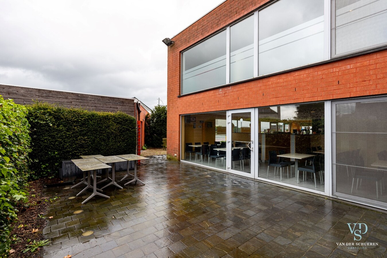 Handelspand mét woongelegenheid op commerciële locatie 