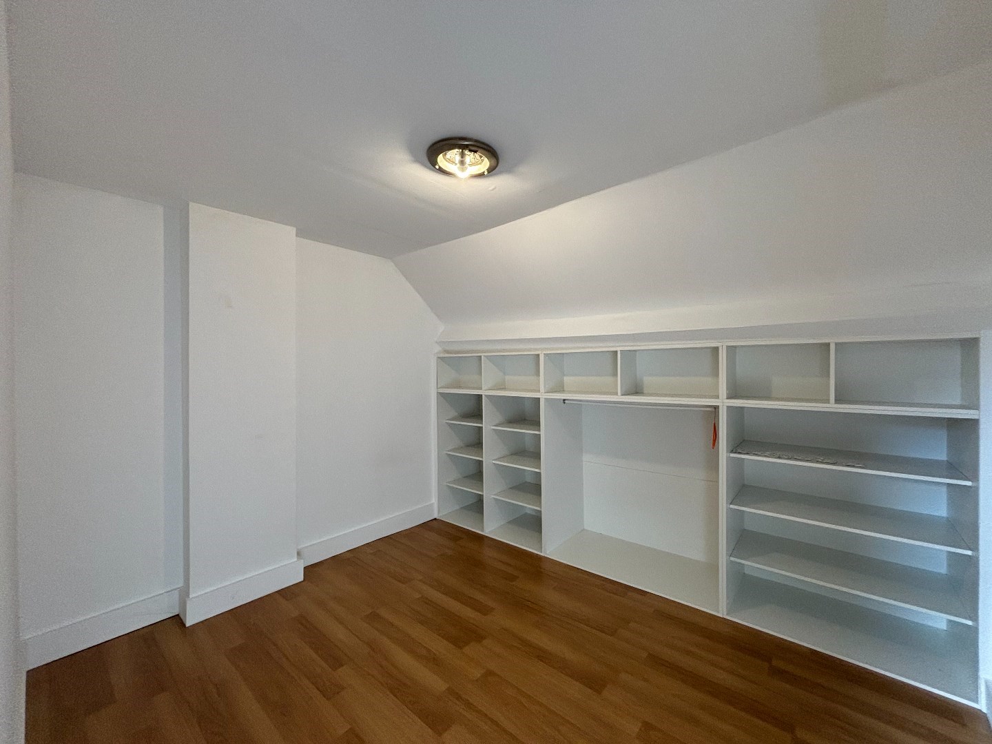 Goed onderhouden gezinswoning met 3 slpk. en ruimte voor bijberoep in Mol-Sluis 