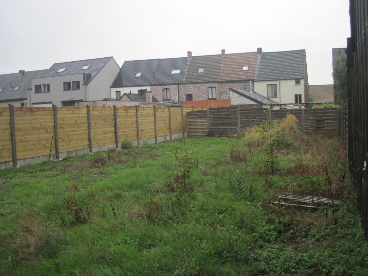 Uitstekend gelegen bouwgrond voor Half Open Bebouwing. 