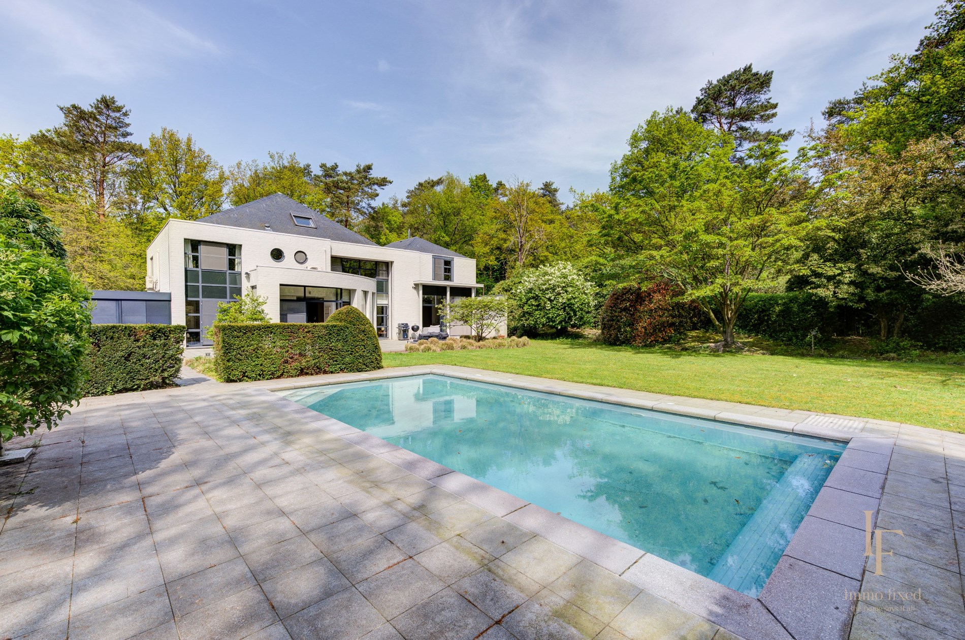 Moderne villa met 7 slaapkamers te Zoersel. 