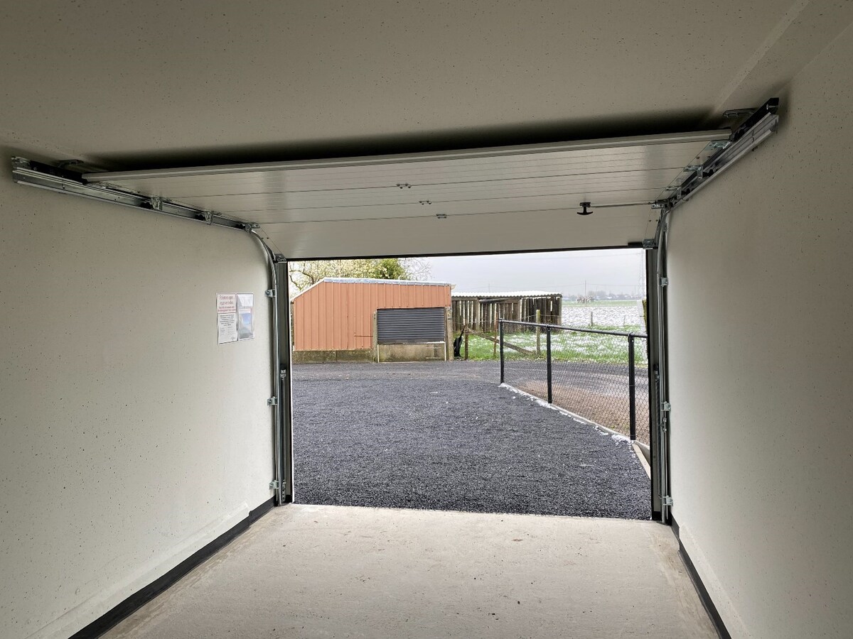 Ruime garages met sectionaalpoorten te huur 